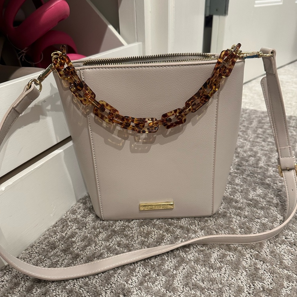 Chic Crossbody Bag with Tortoiseshell Chain